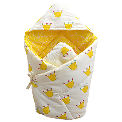 外側がホワイトの王冠柄生地、内側がイエロー生地のベビーおくるみを立てて撮影した商品写真（ベビーおくるみ 王冠柄 イエロー）
