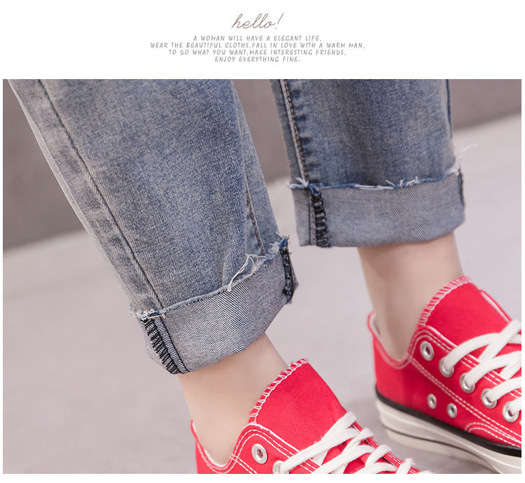 足元と丈感がわかるマタニティデニムパンツの着用アップ
