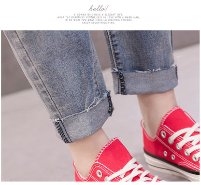 足元と丈感がわかるマタニティデニムパンツの着用アップ
