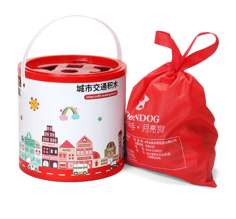 街並みイラストが描かれた持ち手付き円筒バケツと赤い収納バッグに入ったシティトラフィックブロックセット

