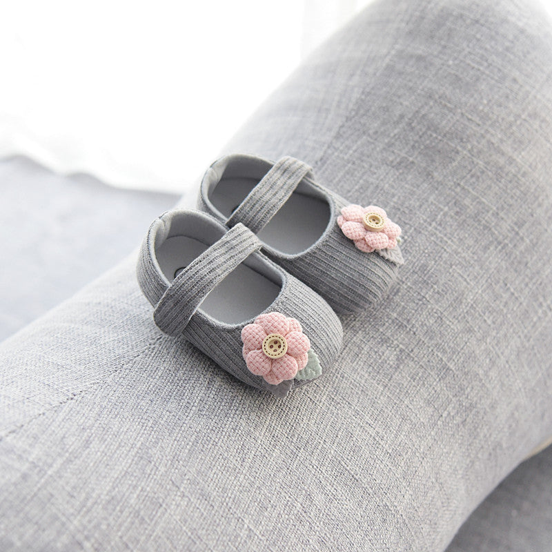 花飾りがついた女の子用ベビーシューズ
