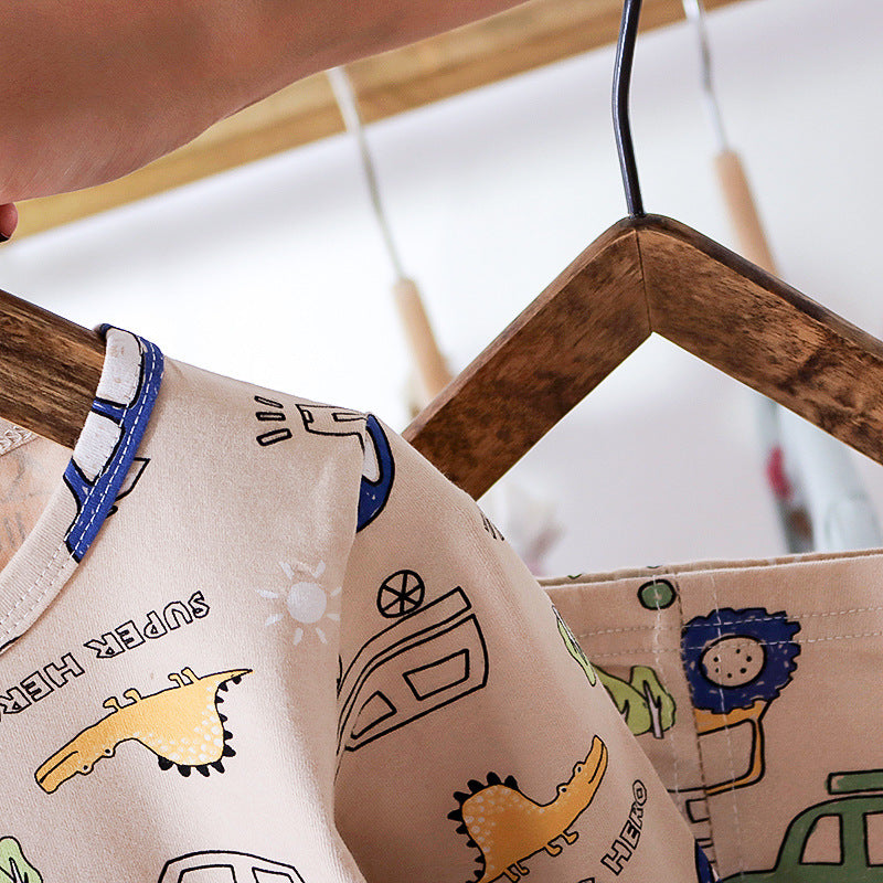 ラウンドネックと胸元の乗り物柄が見えるベージュ子ども長袖パジャマトップス
