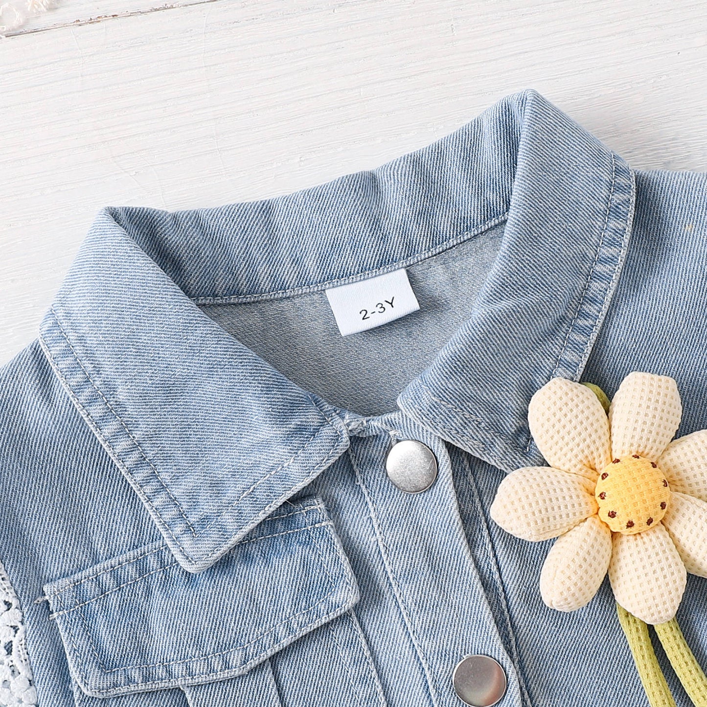 シャツカラーと胸元の花コサージュがポイントのデニム長袖ワンピース上半身アップ
