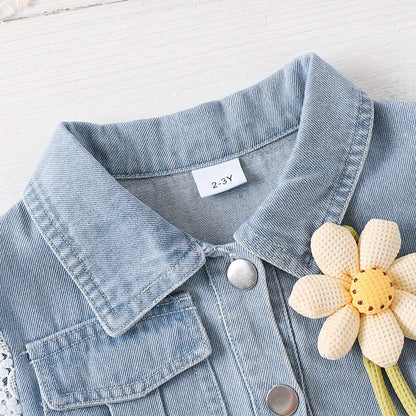 シャツカラーと胸元の花コサージュがポイントのデニム長袖ワンピース上半身アップ
