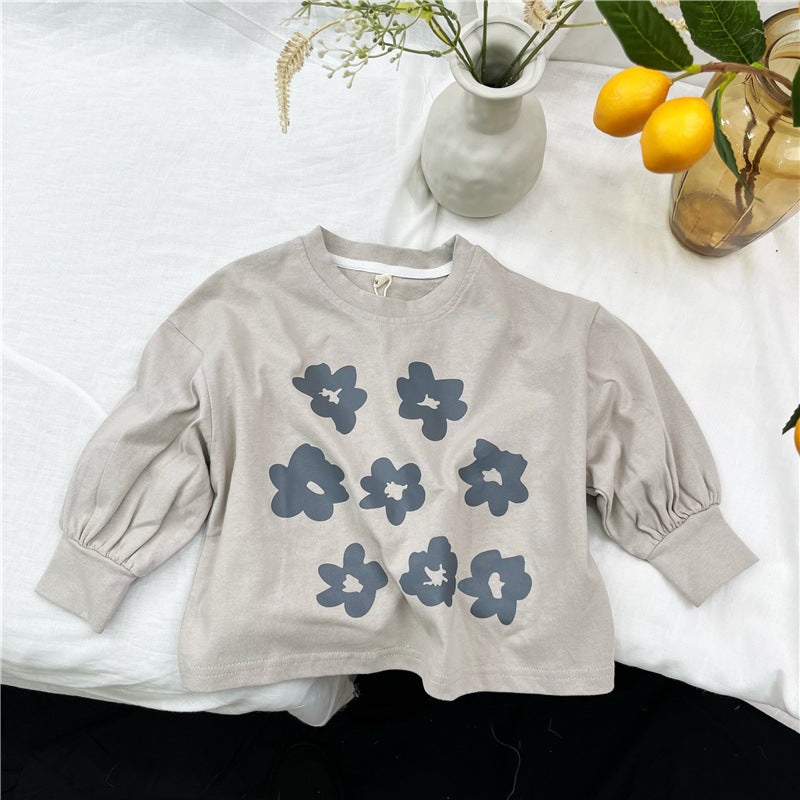 シンプルでかわいい花柄スウェットシャツ
