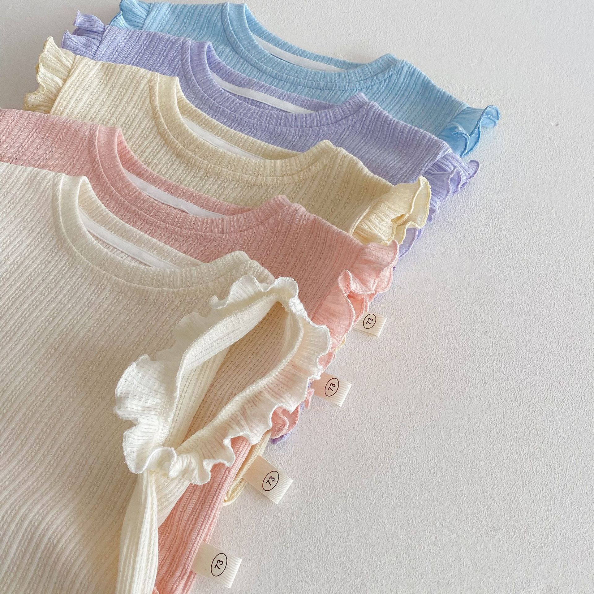 ライトイエローの木耳フリルベストとショートパンツ 上下セット全体
