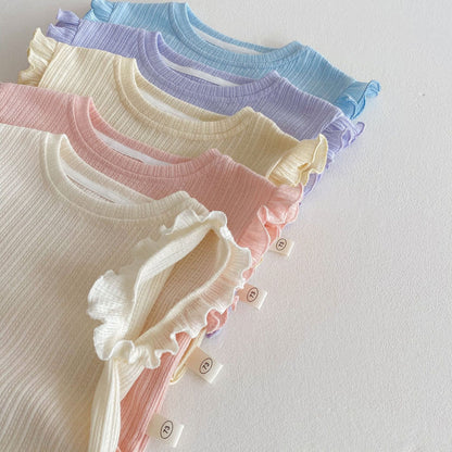 ライトイエローの木耳フリルベストとショートパンツ 上下セット全体
