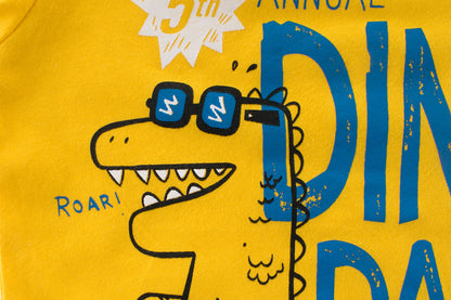 キッズTシャツのプリント部分アップ DINOロゴと動物モチーフ
