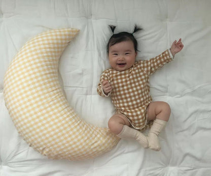 三日月型ベビーピローと一緒にくつろぐ赤ちゃん イエローチェック（ベビー枕）

