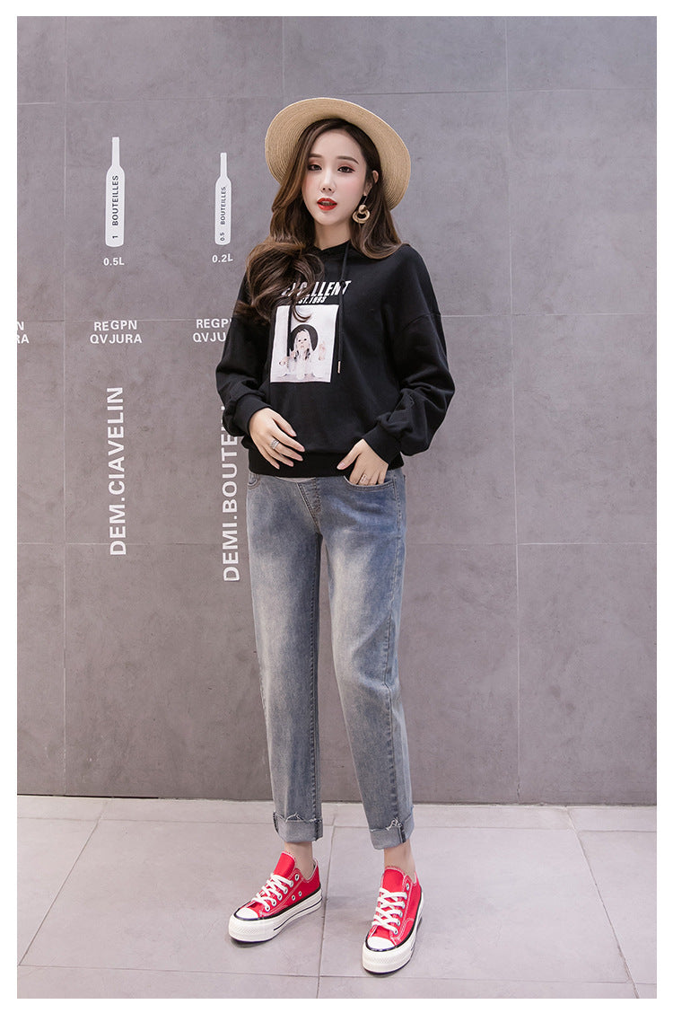 シルエットがわかるマタニティデニムパンツの着用イメージ
