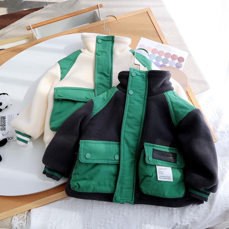 袖口と裾の仕上がりが分かる厚手フリースアウターの近接写真
