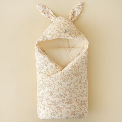 赤ちゃんが包まれて眠るシーン
