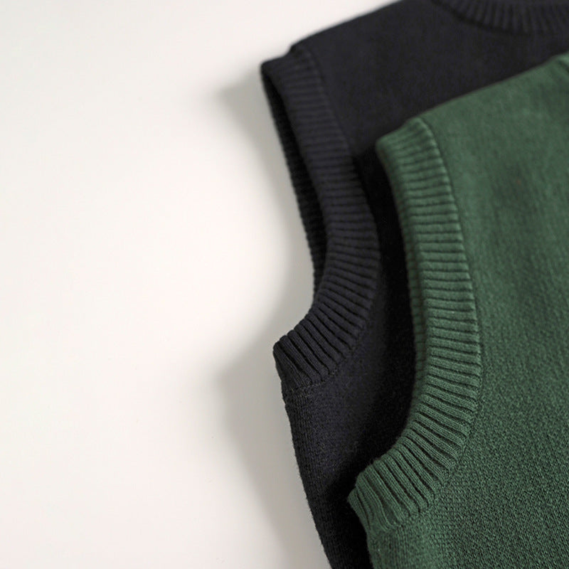 黒い男の子用コットンニットベストの正面写真
