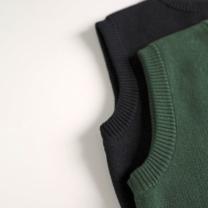 黒い男の子用コットンニットベストの正面写真
