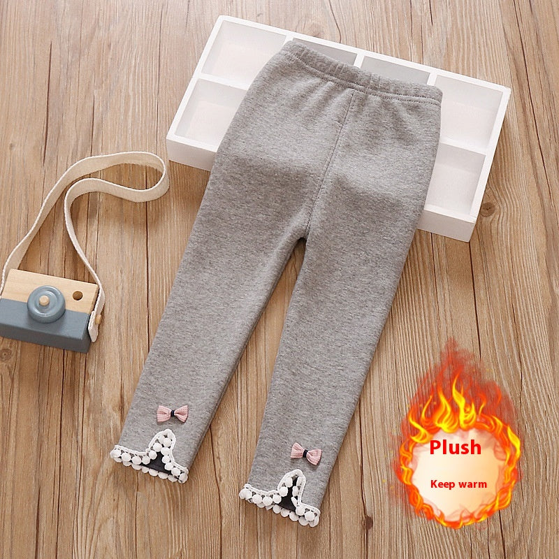 グレーのニットポリエステル素材レギンスパンツとリボン付き裾アップ
