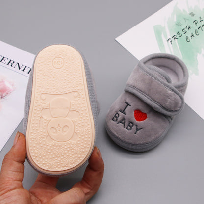 滑り止めソールを備えた冬用ベビー靴の底面
