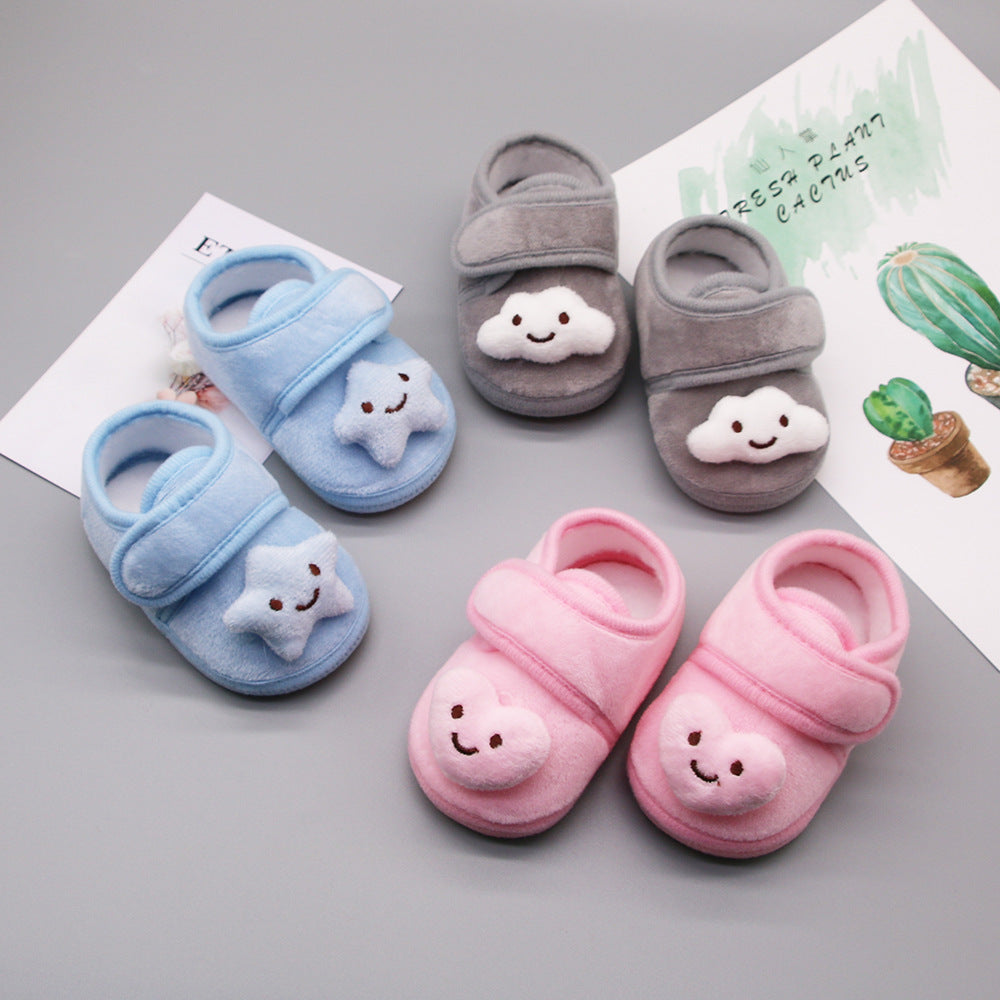 雲モチーフ刺繍付きトドラーシューズの側面
