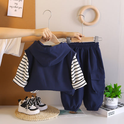 フード付きベストの質感を示す近接写真
