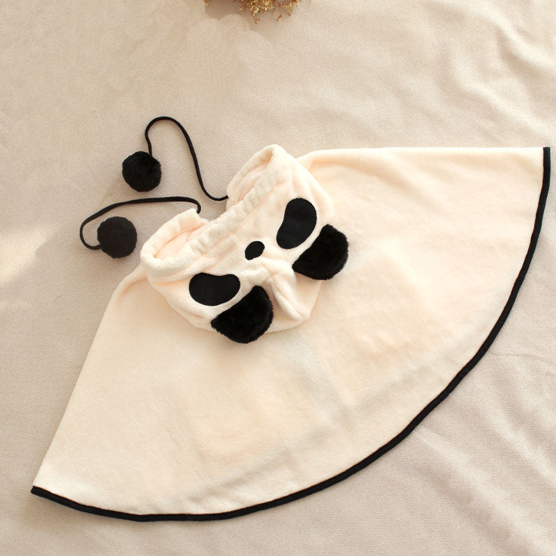 黒いコードと縁取りがアクセントになったホワイトケープ
