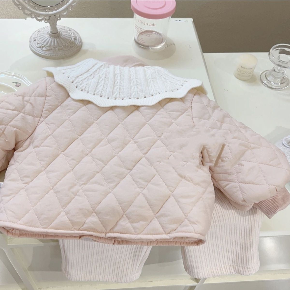 柔らかい色合いのキルティング冬ジャケット
