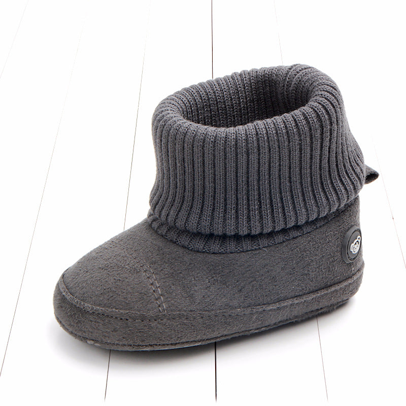 ダークグレーのベビー用ブーツを上から撮影したシンプルな商品写真
