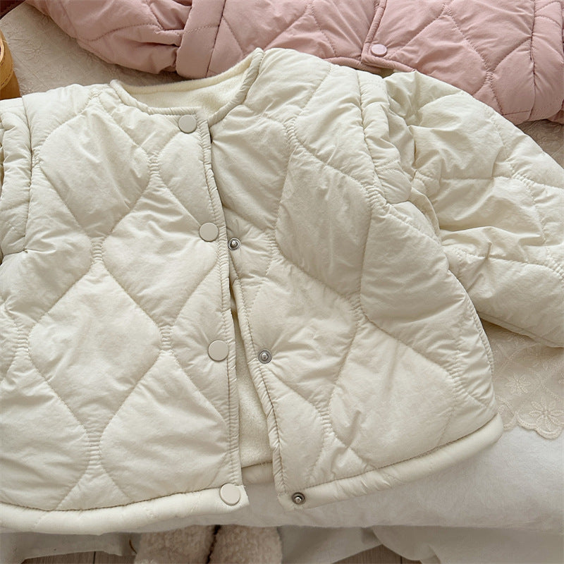 袖口と裾のラインが分かるベージュキルティングキッズコートのアップ画像 長袖冬用アウター
