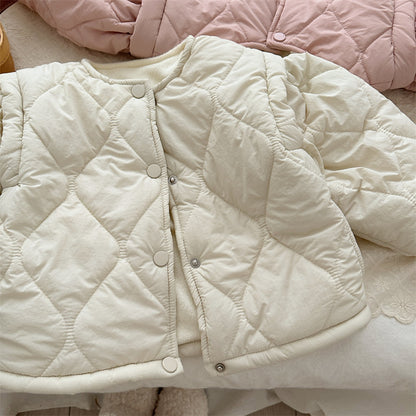 袖口と裾のラインが分かるベージュキルティングキッズコートのアップ画像 長袖冬用アウター
