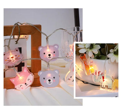 アクリルアニマルLEDストリングライト テーブル上のフレームとグラスに入れた灯り 花瓶横のルームデコ 点灯イメージ
