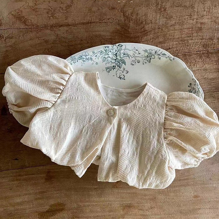 ラウンドネックデザインのかわいい半袖シャツ
