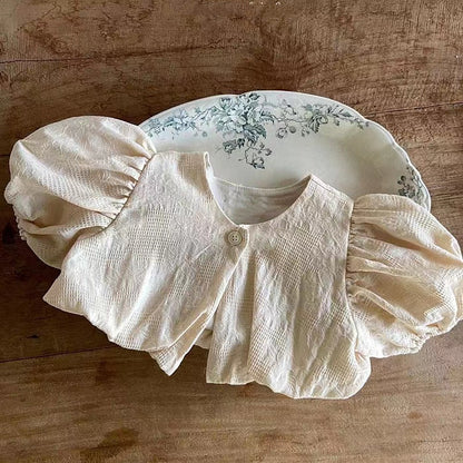 ラウンドネックデザインのかわいい半袖シャツ
