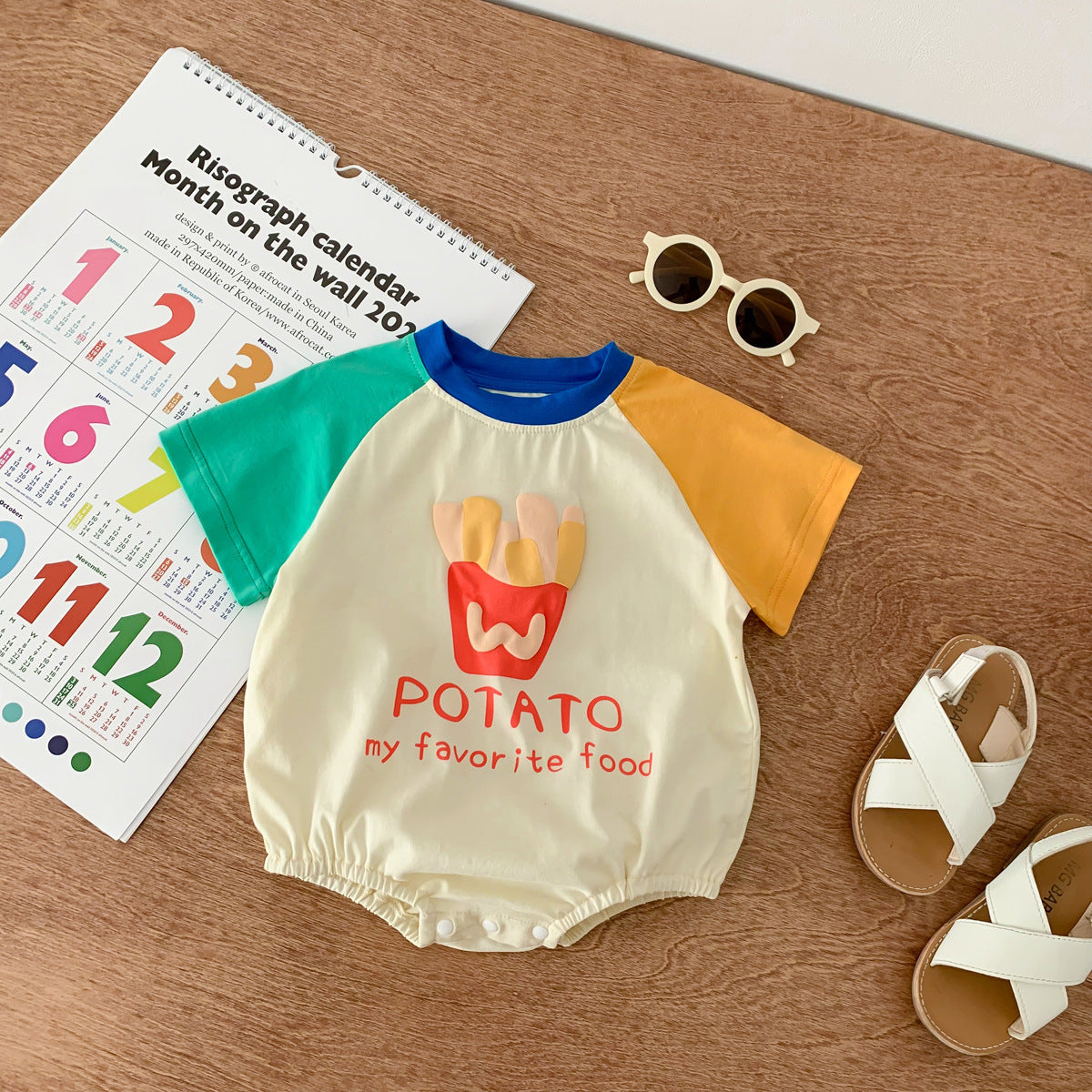 ハンガーに掛けたボディースーツ全体写真
