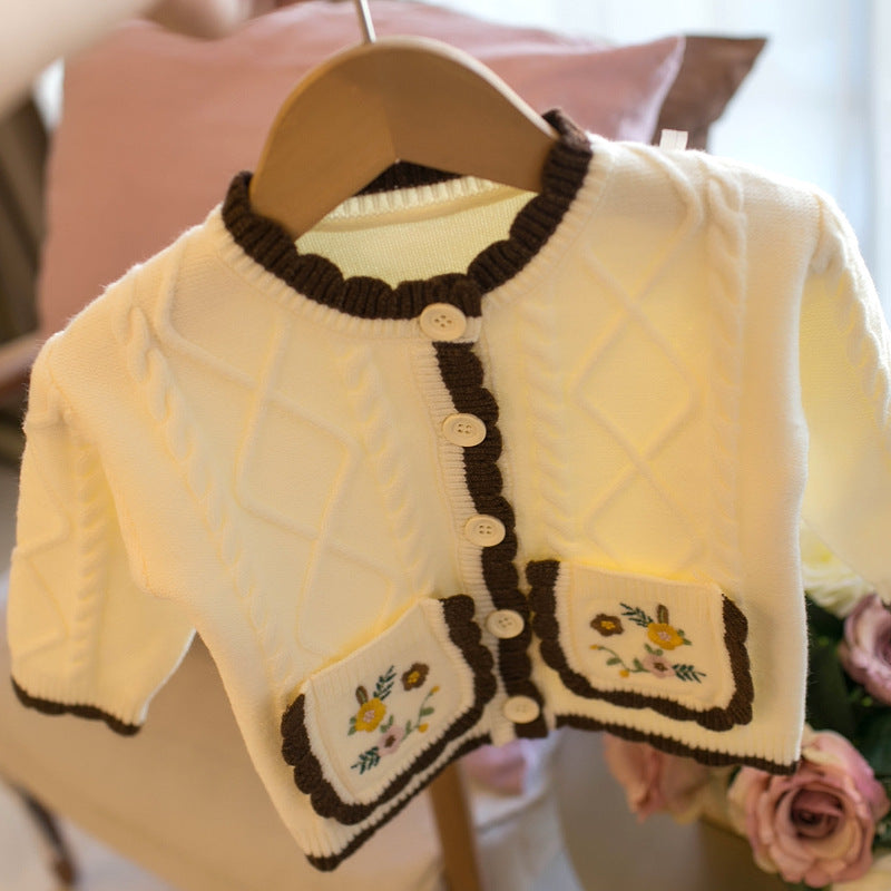 ベージュカラーの刺繍ポケットベビーセーター
