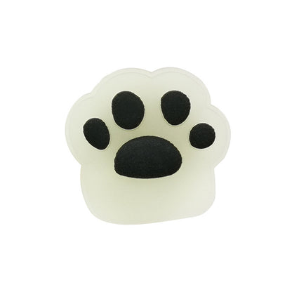 黒い肉球マークデザインのシューズチャームを白背景で撮影した画像
