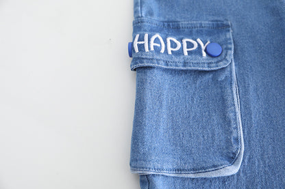 「HAPPY」の刺繍文字が入ったキッズ用デニムパンツ裾とポケット部分のクローズアップ
