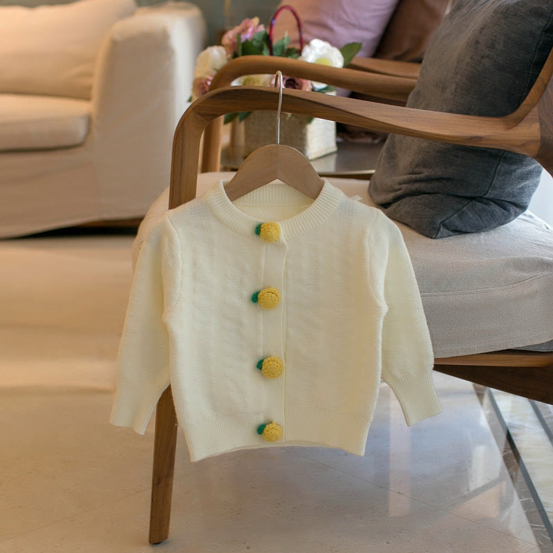 シンプルデザインの女の子用ベビーカーディガン
