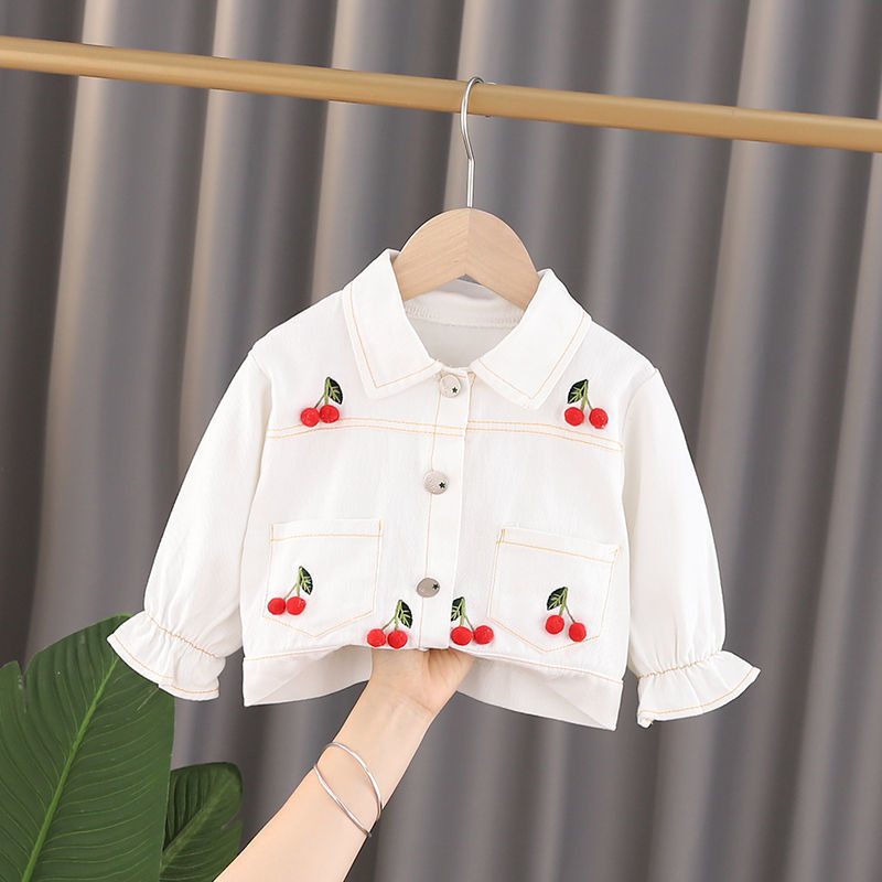 ホワイトデニムジャケット前面チェリー刺繍ディテール
