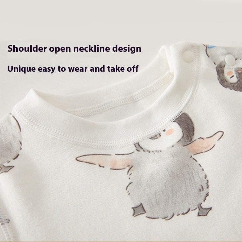 ペンギン柄長袖トップスのクルーネックと肩開きデザインがわかる首元アップ
