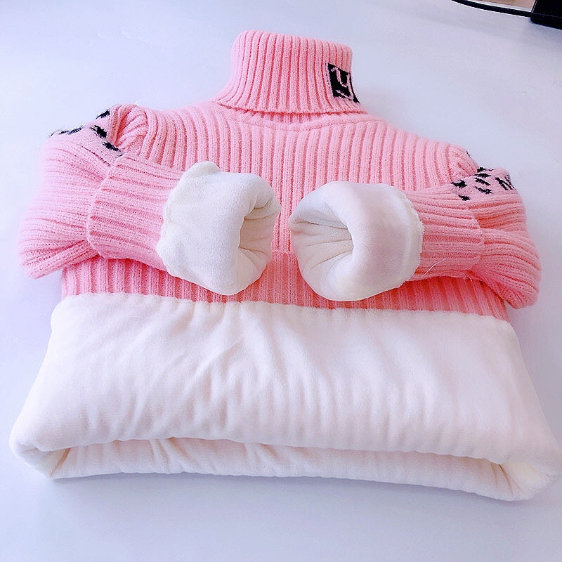 ピンクの子どもタートルネックニットセーターとふんわり裏地のディテール
