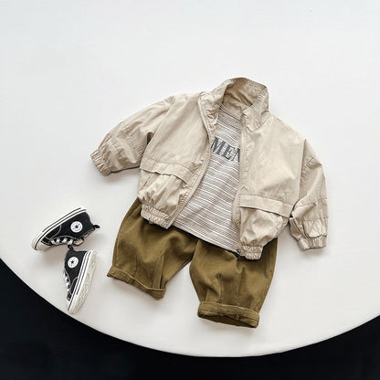 カーキ色のジップアップベビーカーディガン正面イメージ
