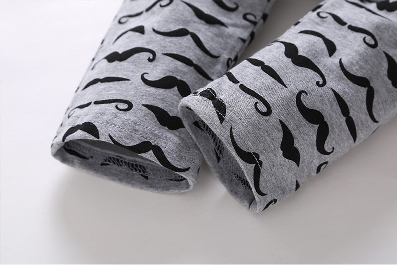 やわらかニットで秋も心地いい 男の子ベビー長袖ロンパース3点セット ひげ柄サスペンダー風プリント コットン 60~100cm