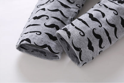 やわらかニットで秋も心地いい 男の子ベビー長袖ロンパース3点セット ひげ柄サスペンダー風プリント コットン 60~100cm