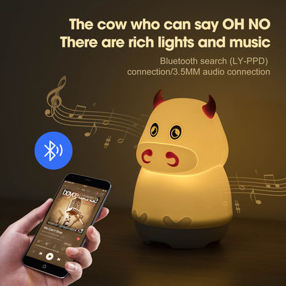 子どもが手でタップして色を変えているシリコンナイトライトスピーカー
