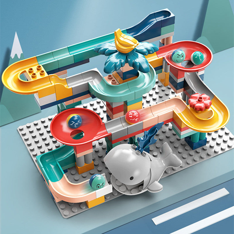 黄色や赤のレールパーツが縦に並んだDIYスライドコースの一部分
