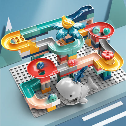 黄色や赤のレールパーツが縦に並んだDIYスライドコースの一部分
