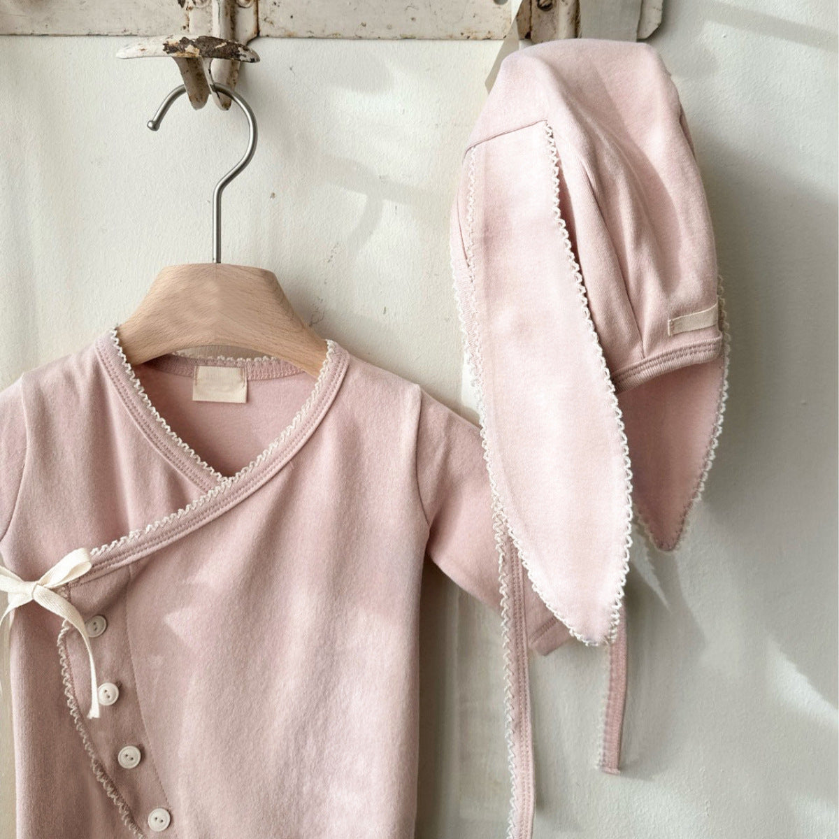 ロンパースのボタン開閉部分のクローズアップ
