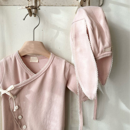 ロンパースのボタン開閉部分のクローズアップ
