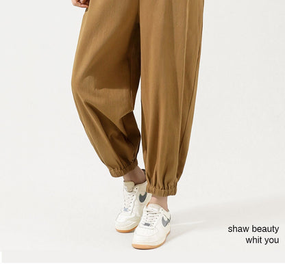 カーキのマタニティサロペットの裾まわりディテール（足元）
