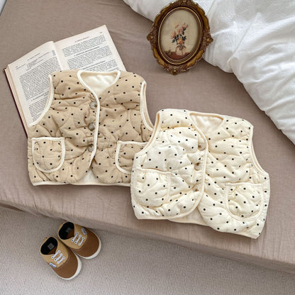 ベッドの上に並べられたドット柄コットンベビーベストカーキカラー
