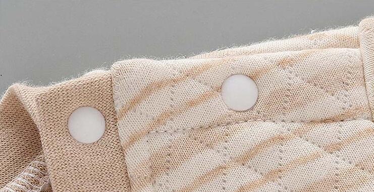 ショルダーバックルキャメルの厚手ベビーウェア
