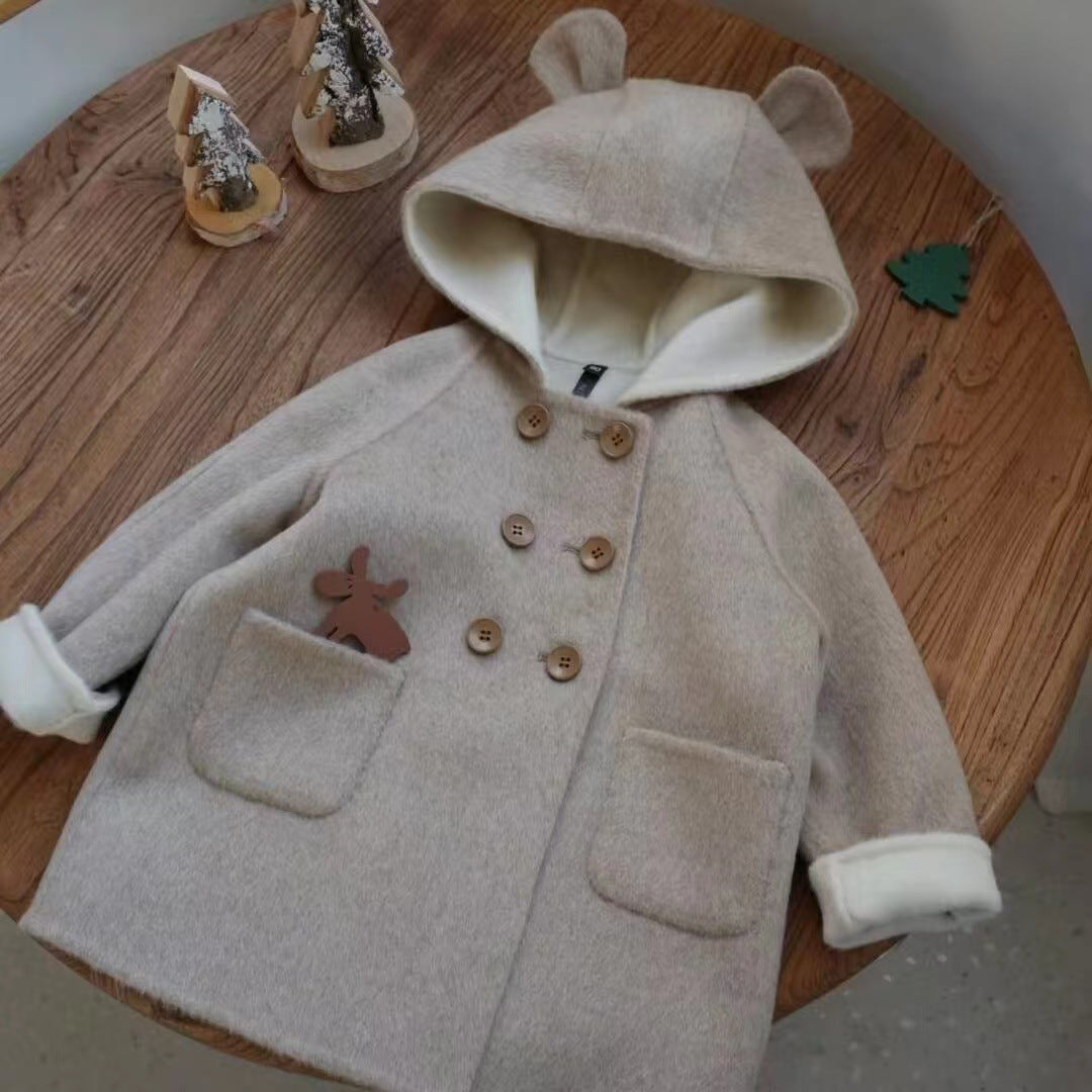 袖口の折り返しと裏地の質感が見える女の子用厚手ウール調ミドル丈コート（キッズコート）のクローズアップ
